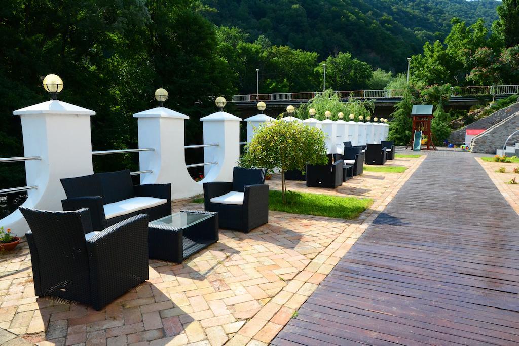 Hotel Golden Spirit Бэиле-Еркулане Экстерьер фото